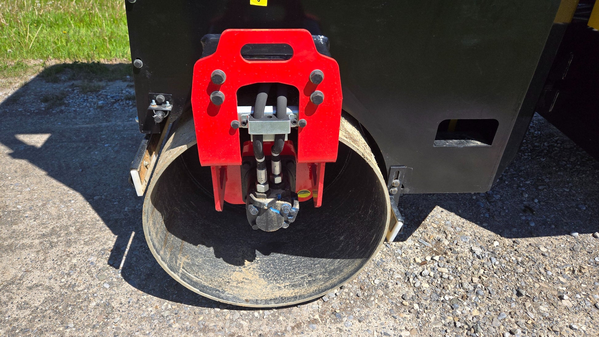 Close view of JT5DR35 drum roller vibration drum system with hydraulic compaction design for asphalt and soil construction projects in Canada