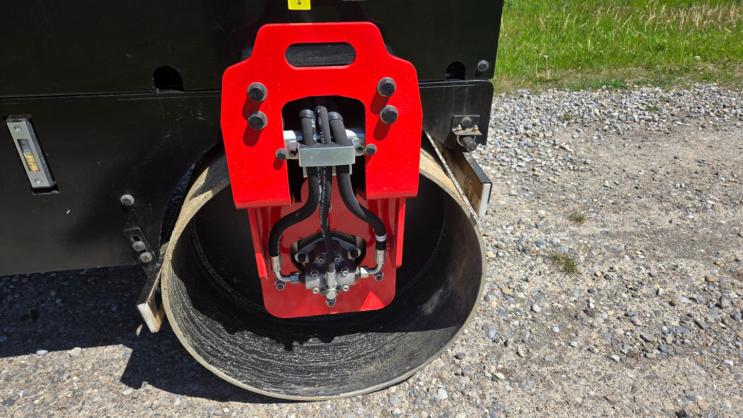Close-up of hydraulic system and drum roller mechanism on JoyT5 JT5DR35 mini compaction roller for asphalt and soil