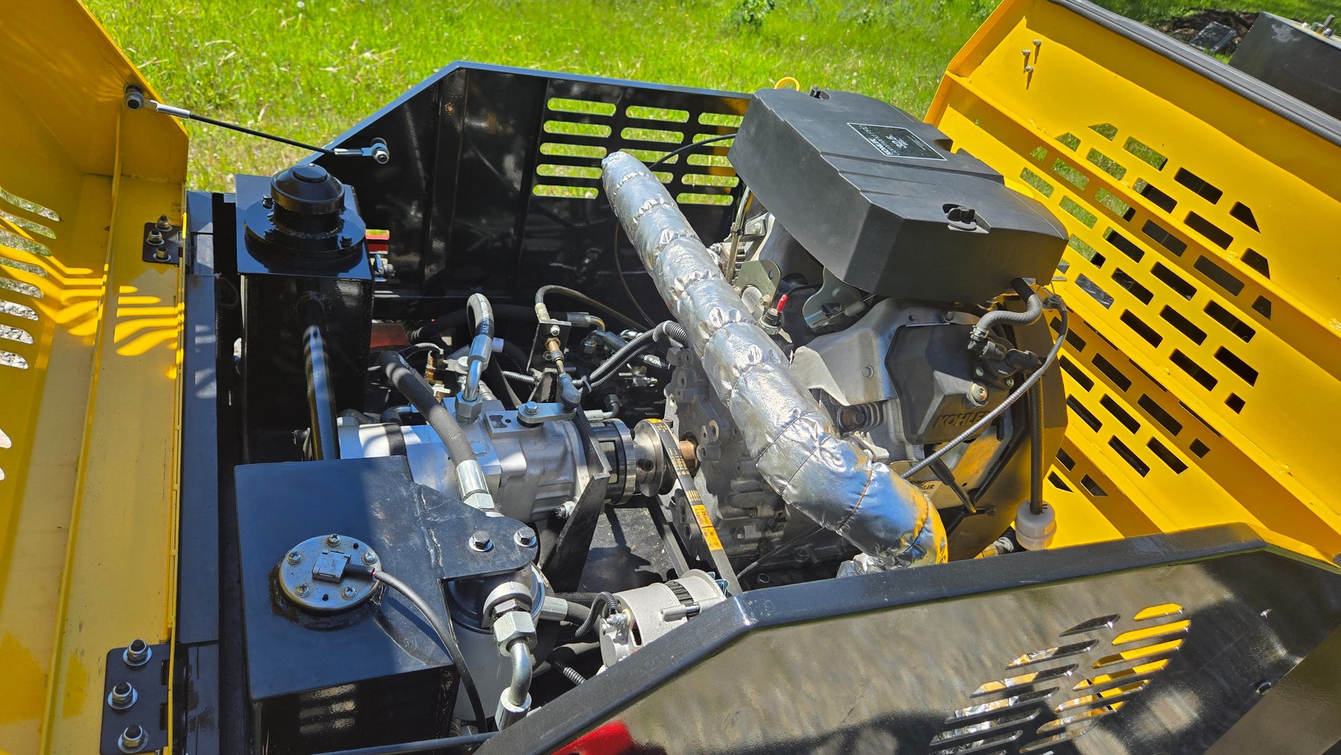 Engine compartment with hydraulic system and cooling components of JT5DR35 road roller