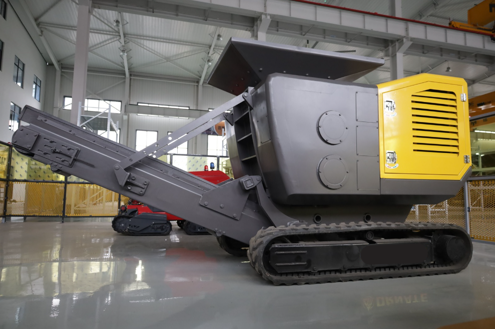 JT5MC4 Mini Mobile Crusher for Sale | JoyT5 Compact Crusher – Side View of Portable Tracked Jaw Crusher for Construction, Demolition and Recycling Projects in Canada and USA
