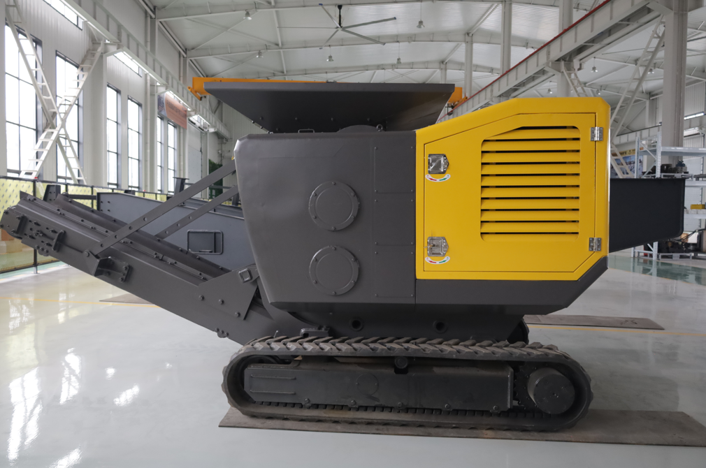 JT5MC5 Mini Mobile Crusher for Sale | JoyT5 Compact Crusher – Side View of Tracked Small Portable Crusher for Construction, Demolition and Recycling