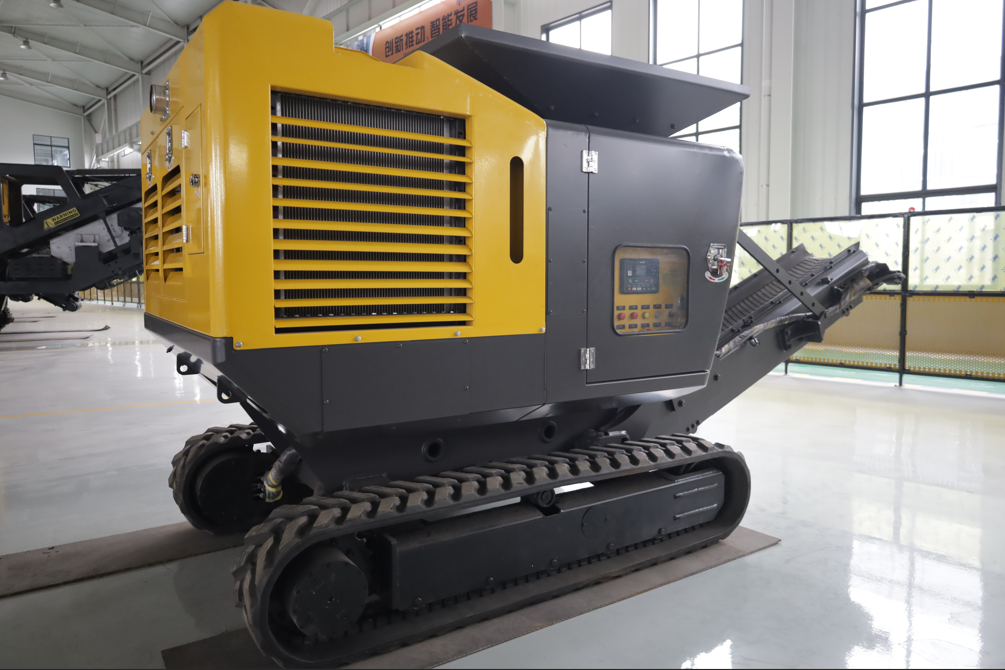 JT5MC5 Mini Mobile Crusher for Sale | JoyT5 Compact Crusher – Side View of Tracked Portable Crushing Machine for Construction, Demolition, and Recycling Projects in Canada and USA
