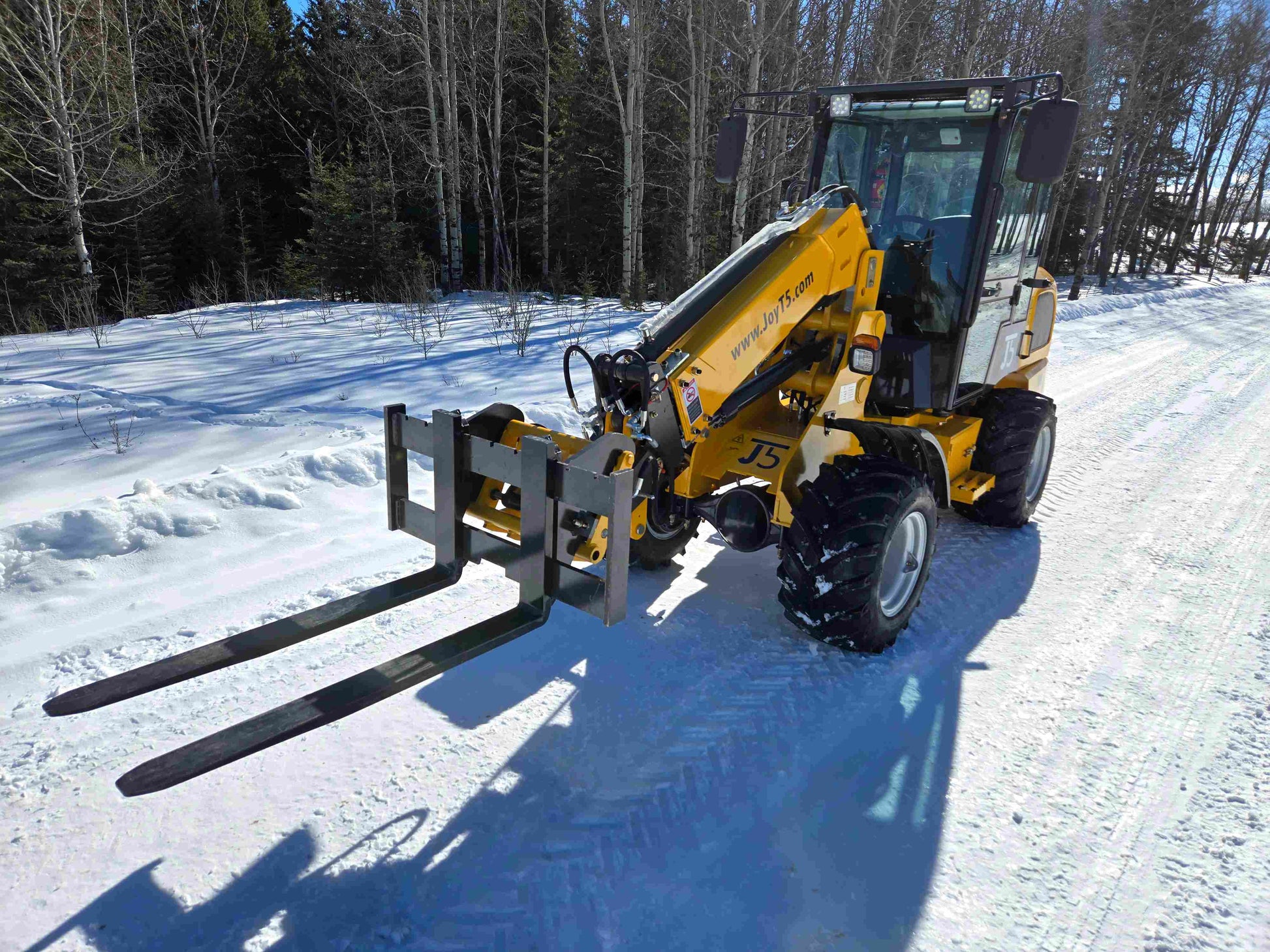 1 ton compact wheel loader with forklift attachment operating in snow Canada suitable for farm and construction material handling