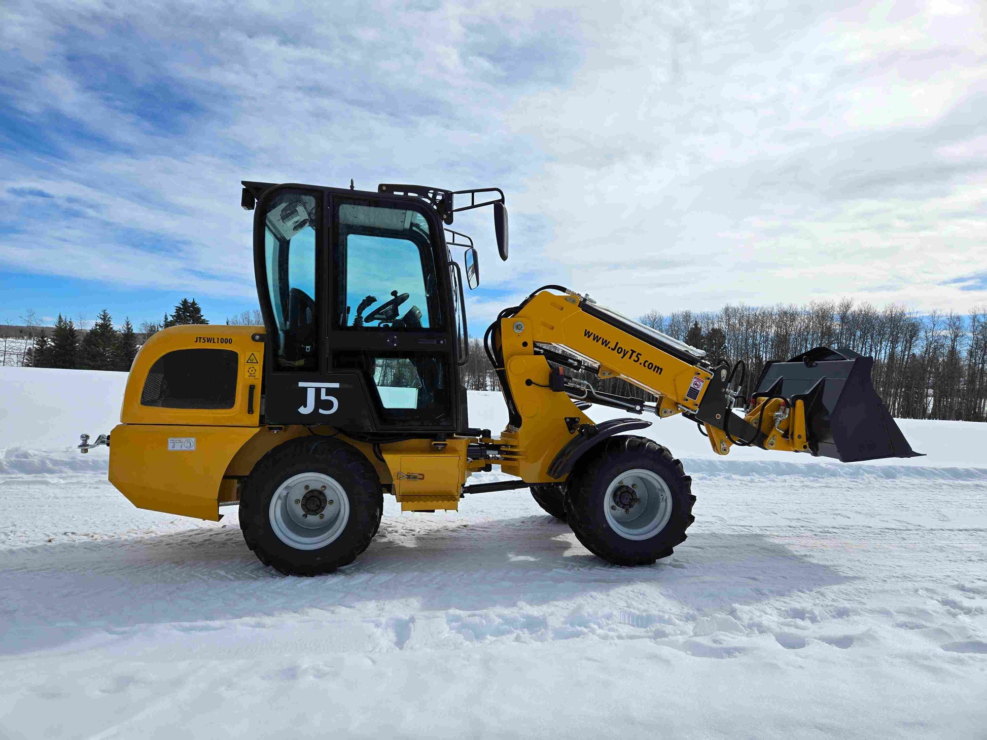 JT5WL1000 compact wheel loader rear side view on snow for farm and construction use in Canada powerful one ton mini wheel loader with bucket for landscaping and material handling