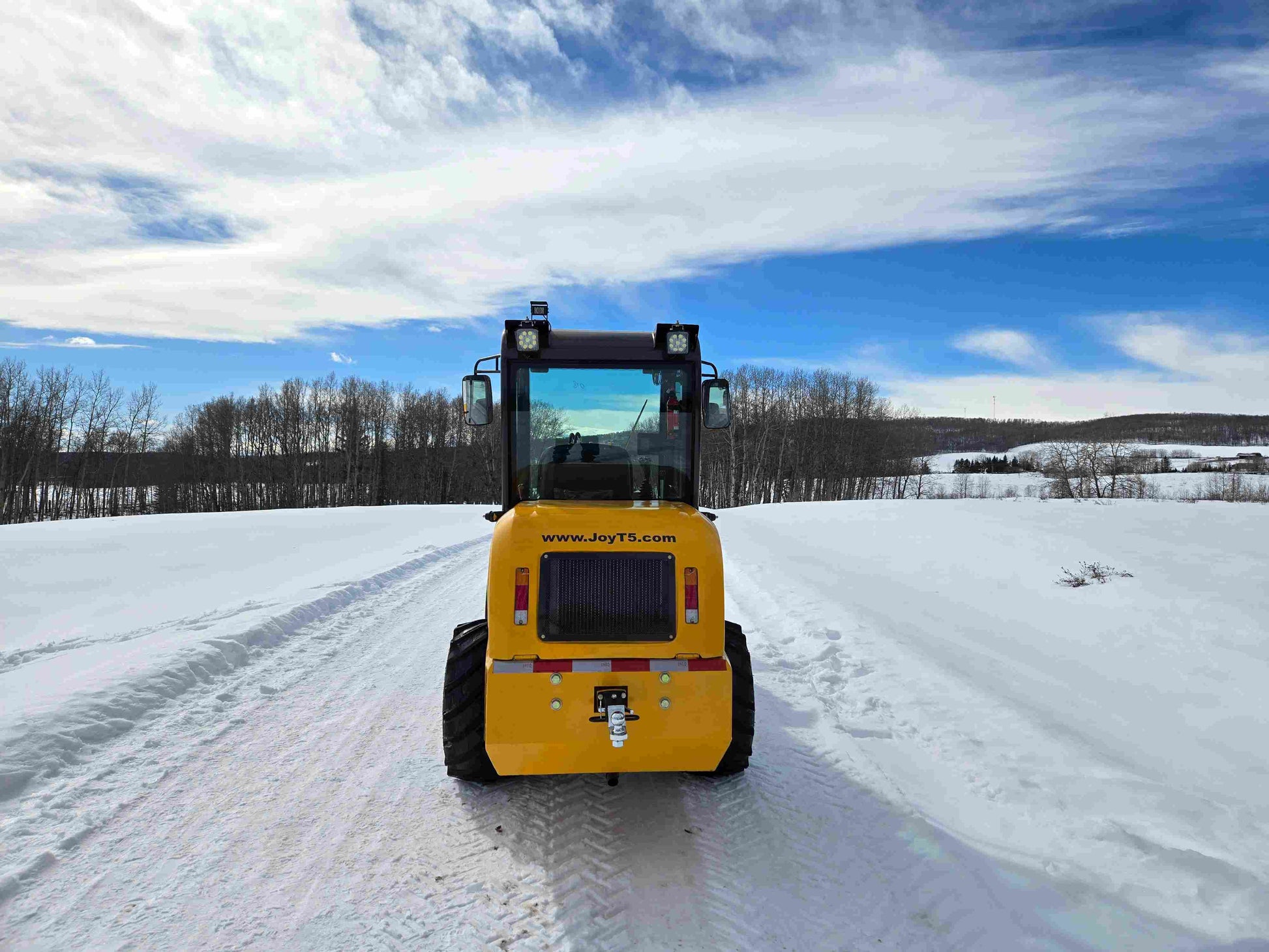 JT5WL1000 compact wheel loader rear view on snowy worksite in Canada ideal for farm construction and landscaping material handling