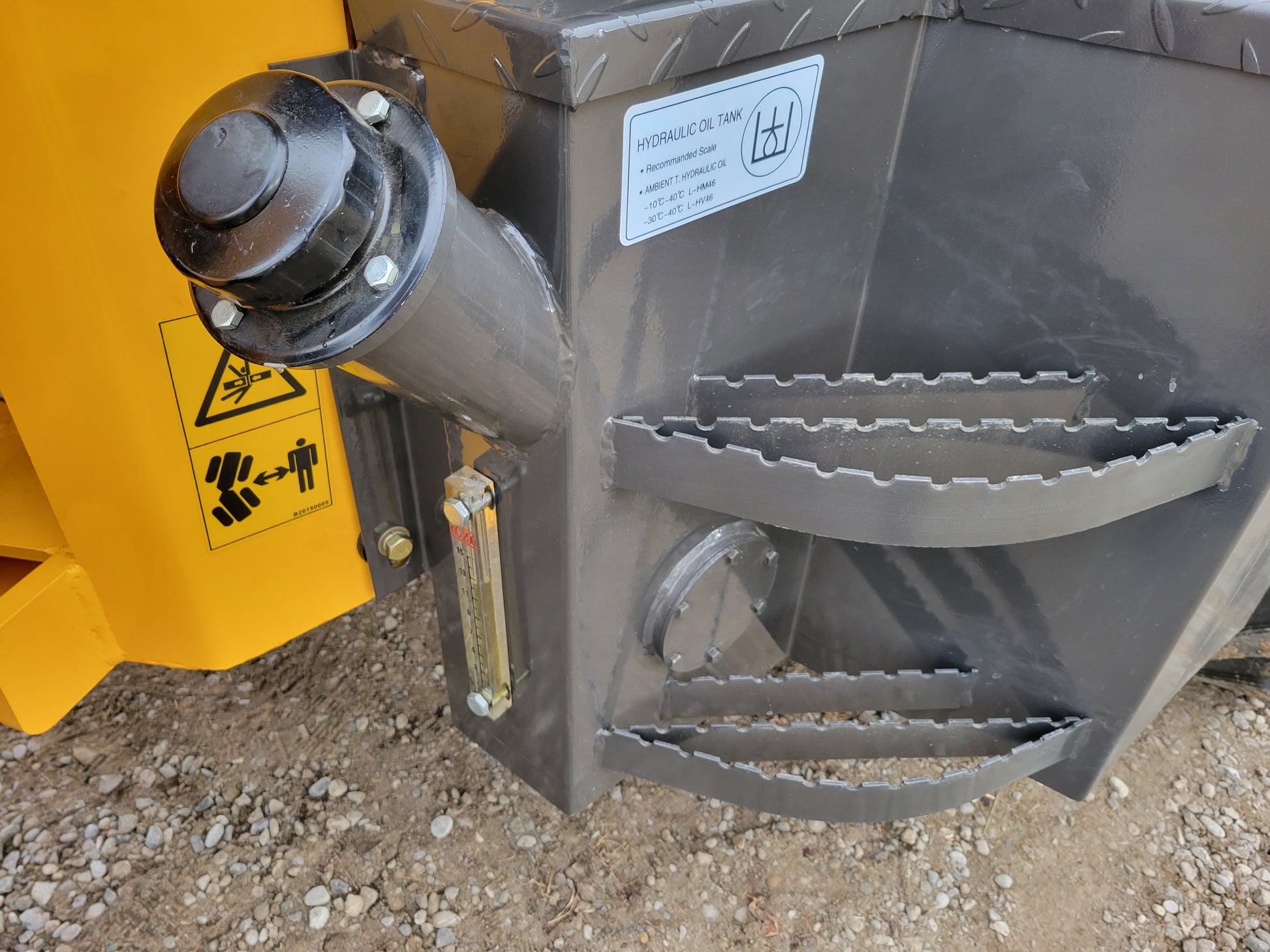 JT5WL1000 wheel loader hydraulic oil tank with safe step access and oil level indicator.