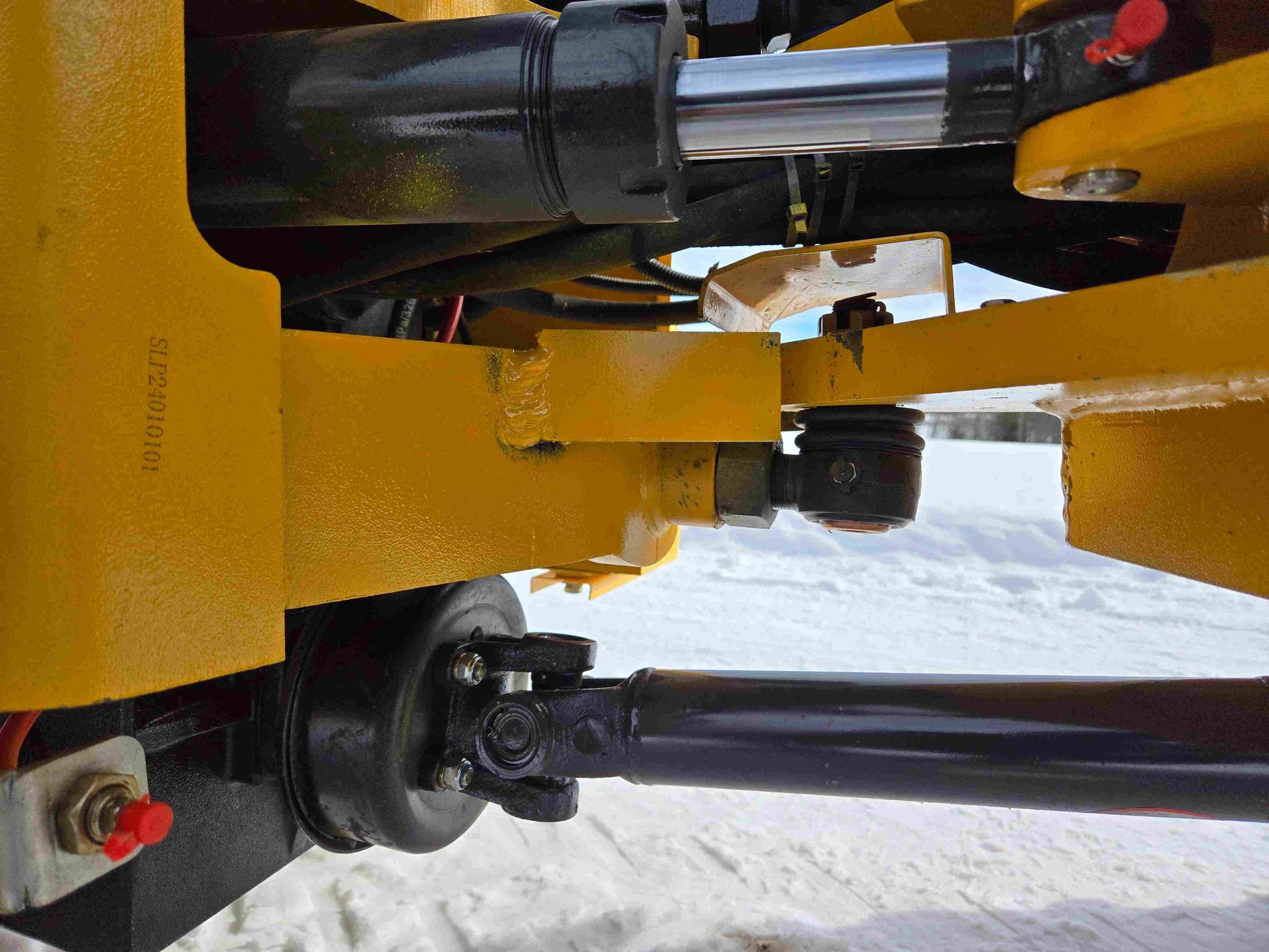 JT5WL1000 wheel loader hydraulic cylinder, steering linkage and universal joint close-up view.