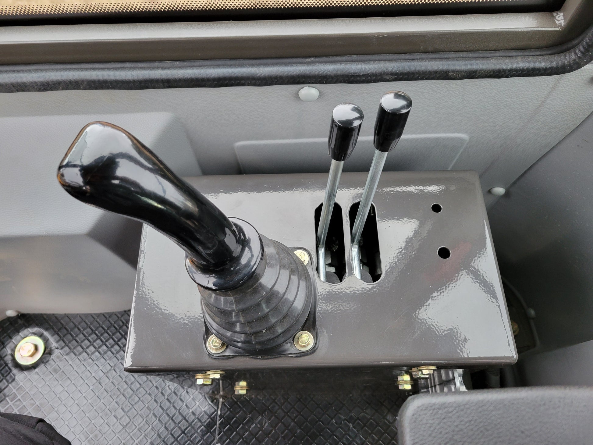 JT5WL1200 compact wheel loader hydraulic control levers and joystick for efficient operation in construction and farm work in Canada

