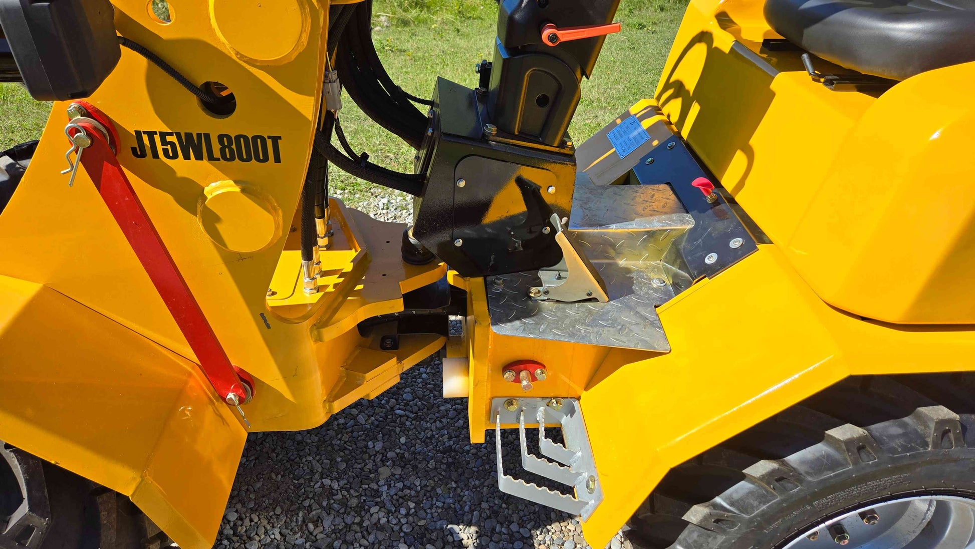 Operator platform and control area of the JT5WL800 compact wheel loader showing seat steps and hydraulic joint used for farm landscaping and construction work in Canada