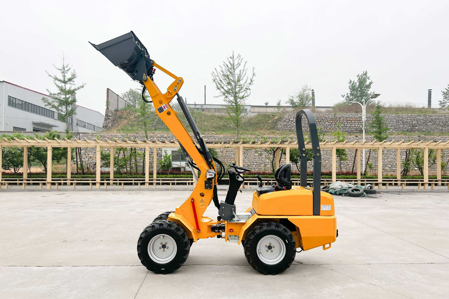 JT5WL800 Mini Loader side view with bucket fully lifted, showing hydraulic lifting system for construction, agriculture and material handling
