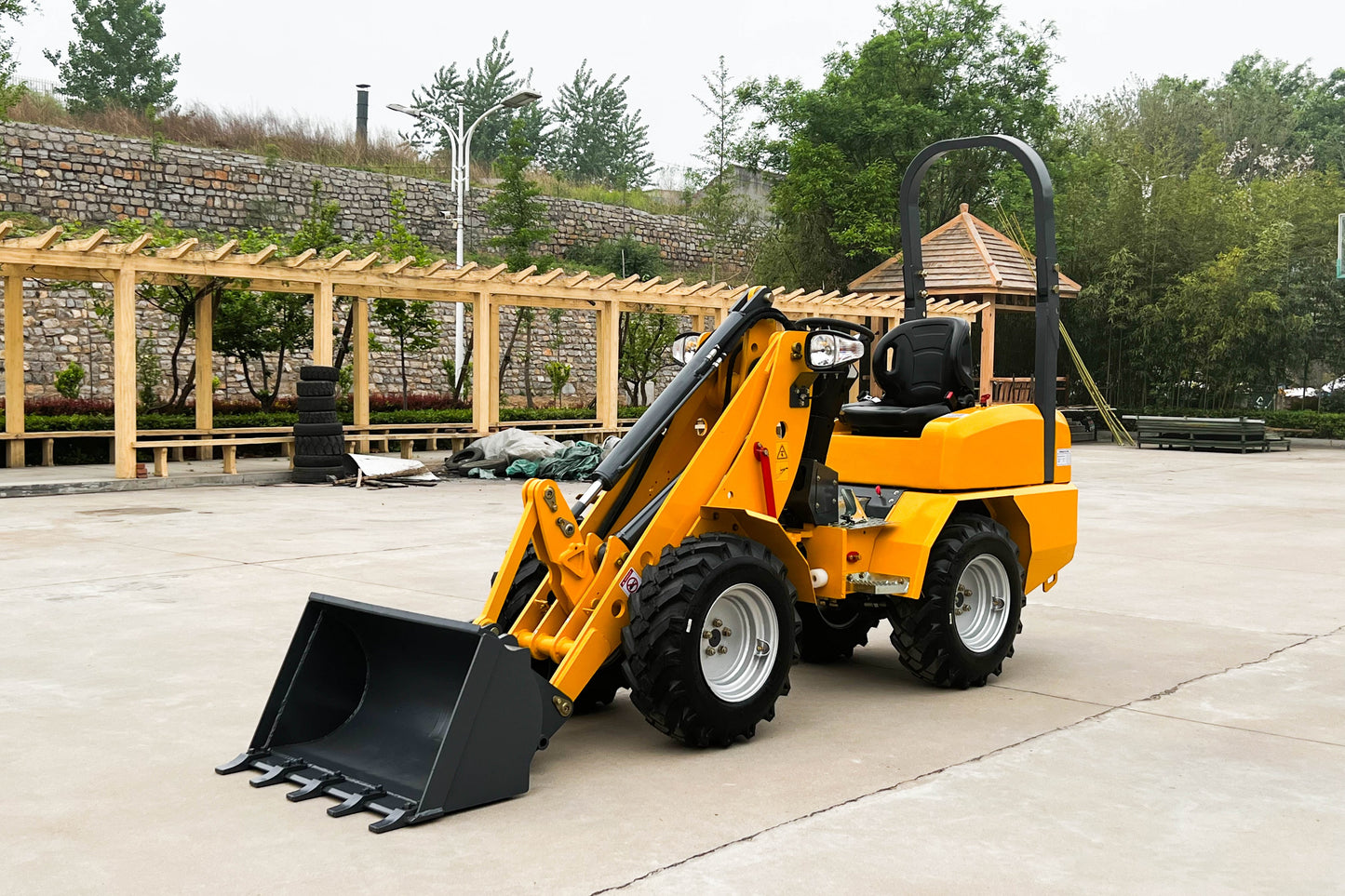 JT5WL800 Mini Loader in bright yellow with durable front bucket – compact wheel loader for construction, farming and landscaping tasks