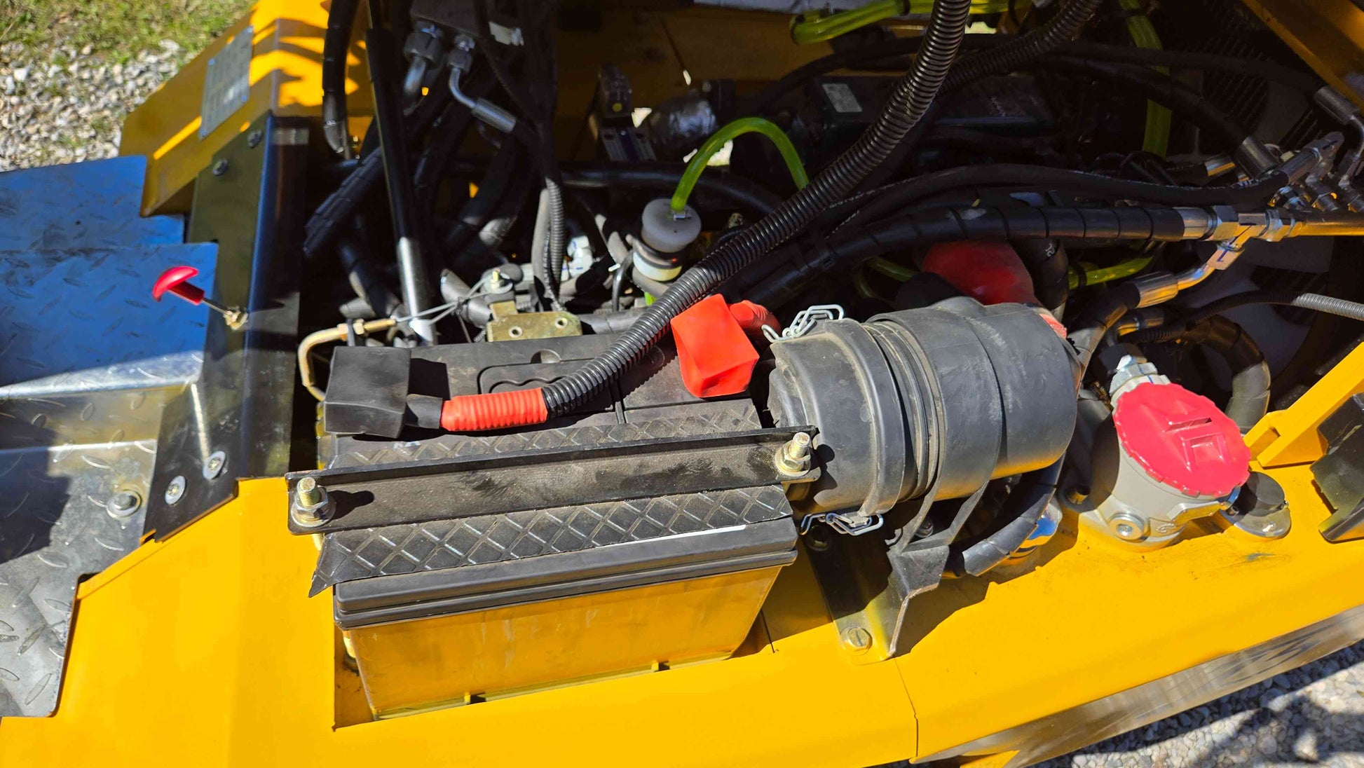JT5WL800 Mini Wheel Loader 800kg 1750 lbs for Sale Canada – heavy-duty battery and hydraulic system providing stable power and reliable performance for farming, landscaping, and construction projects