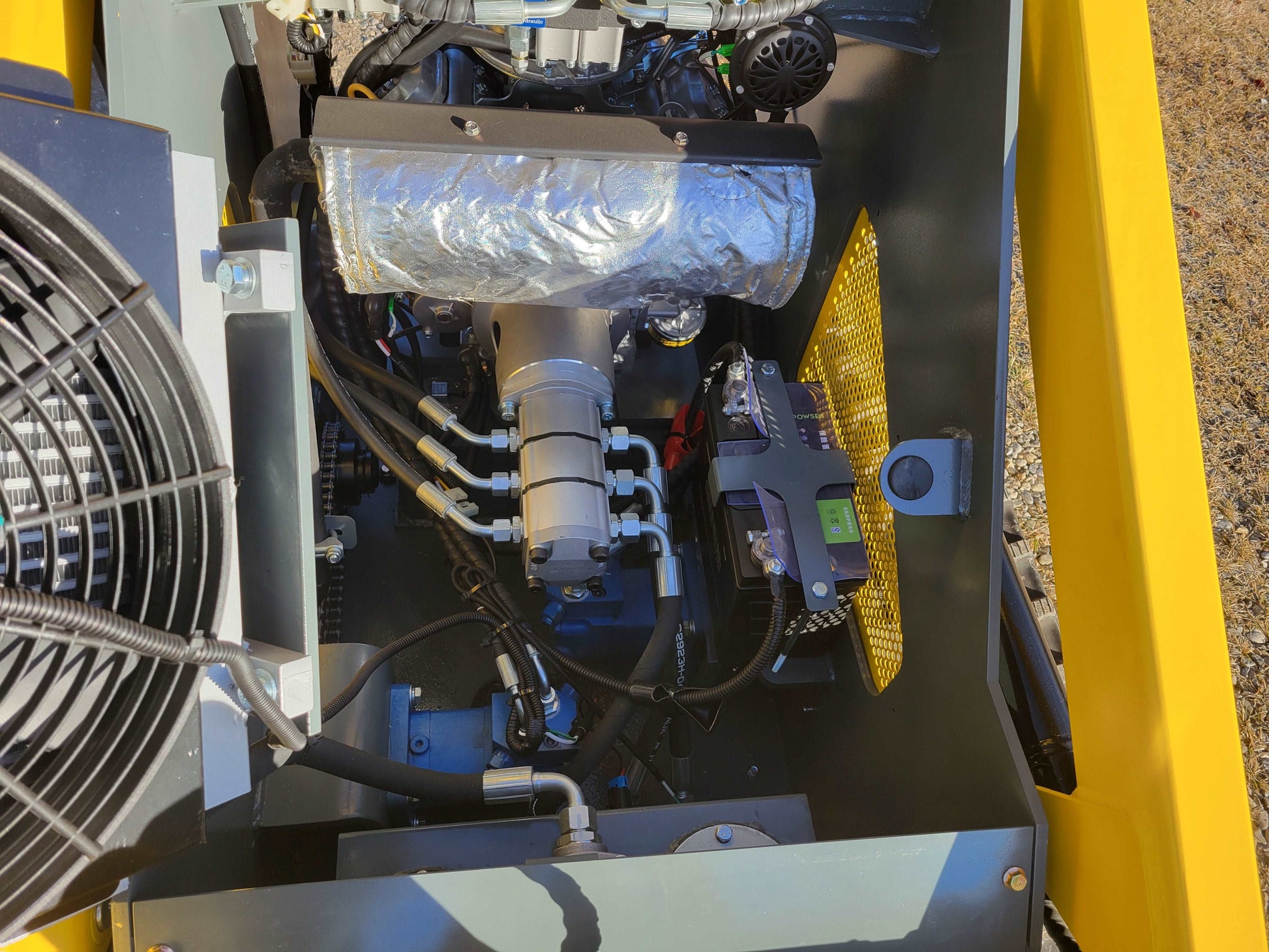 Mini tracked skid steer 23 HP hydraulic engine and internal component layout in Canada
