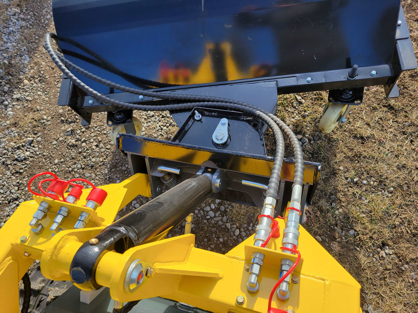 Mini tracked skid steer 23 HP loader hydraulic hose connection with sweeper attachment in Canada

