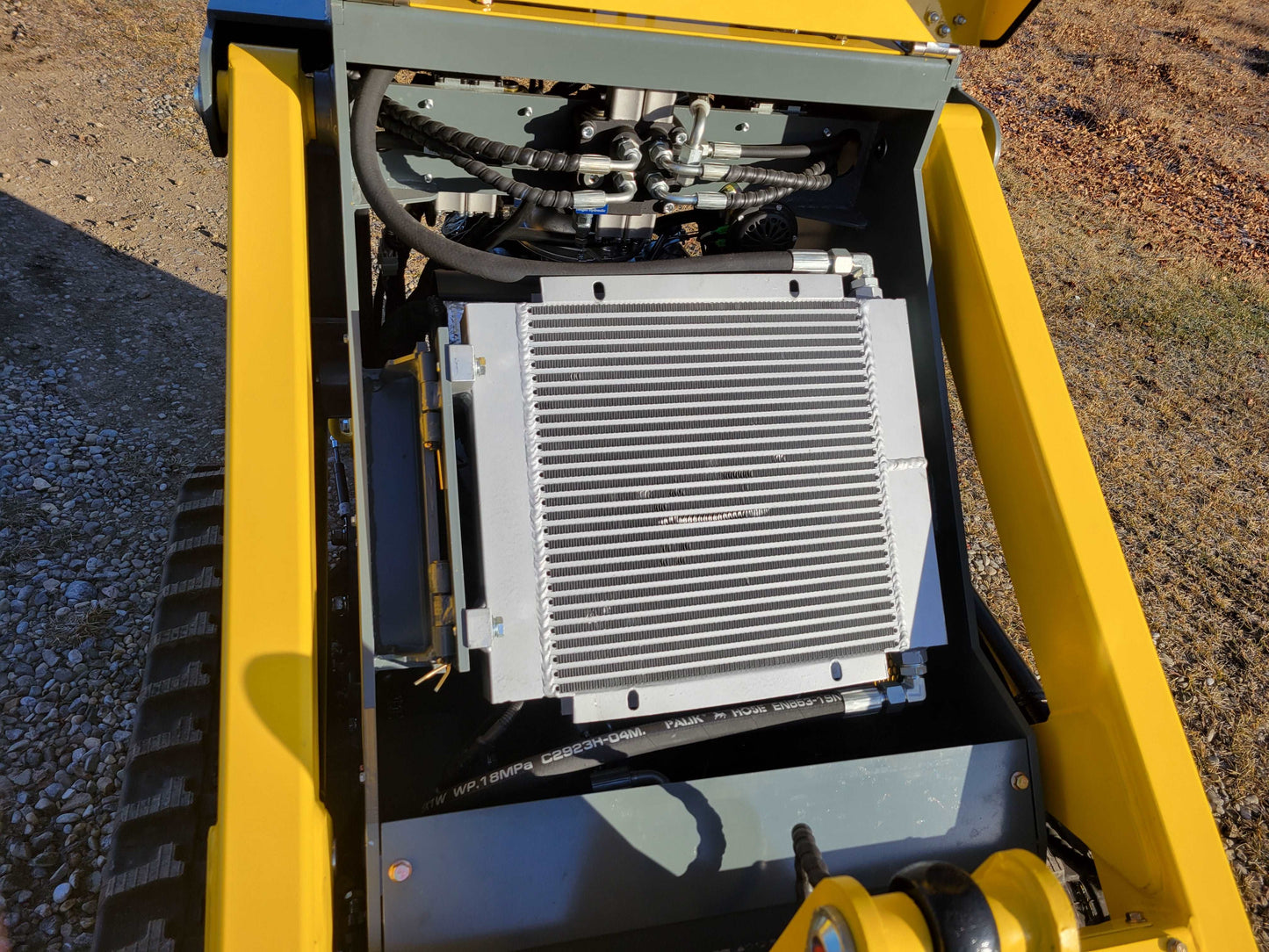 Mini tracked skid steer 23 HP loader hydraulic cooling system and radiator component in Canada