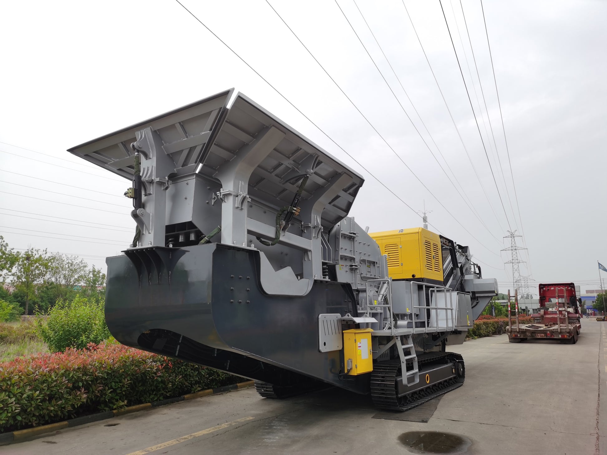 mobile impact crusher in Canada showing heavy duty tracked aggregate and mining construction equipment for portable crushing operations