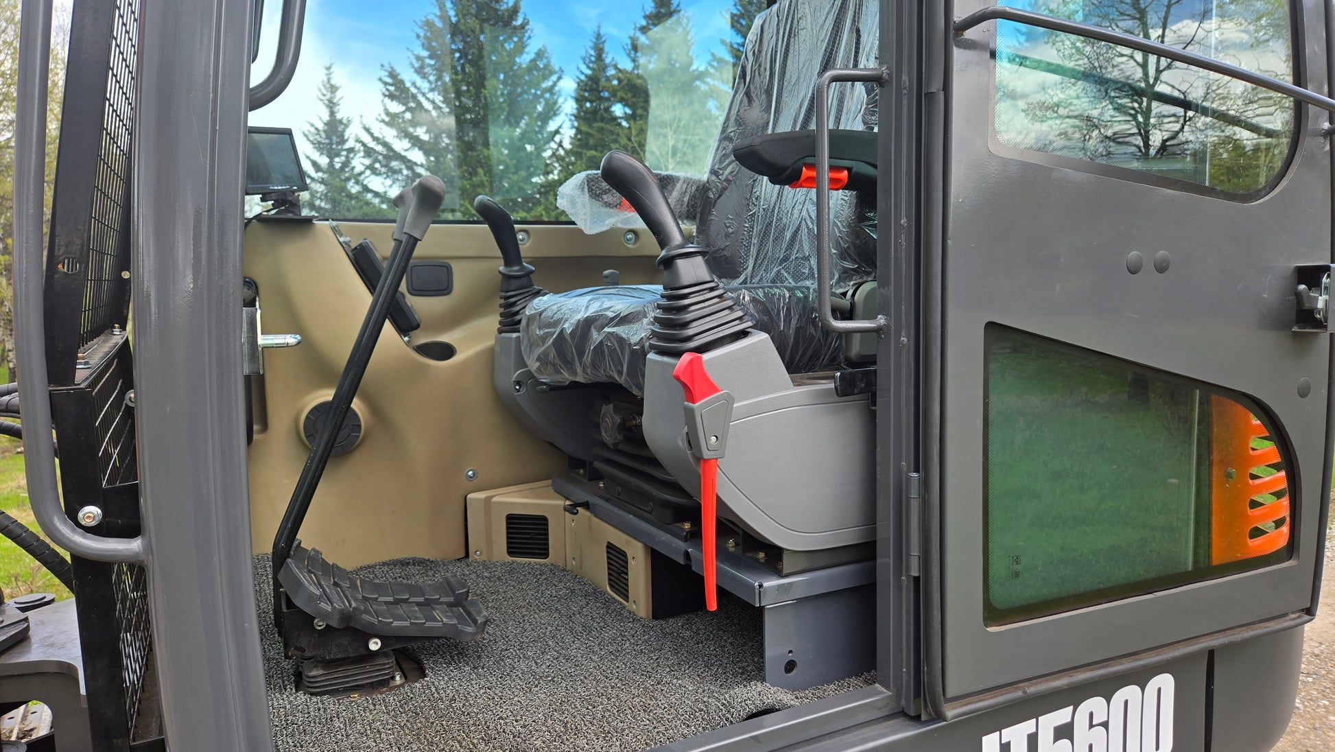 Operator cabin interior and joystick controls of JT5600 6 ton mini excavator with Yanmar diesel engine for sale in Canada, comfortable compact excavator for construction

