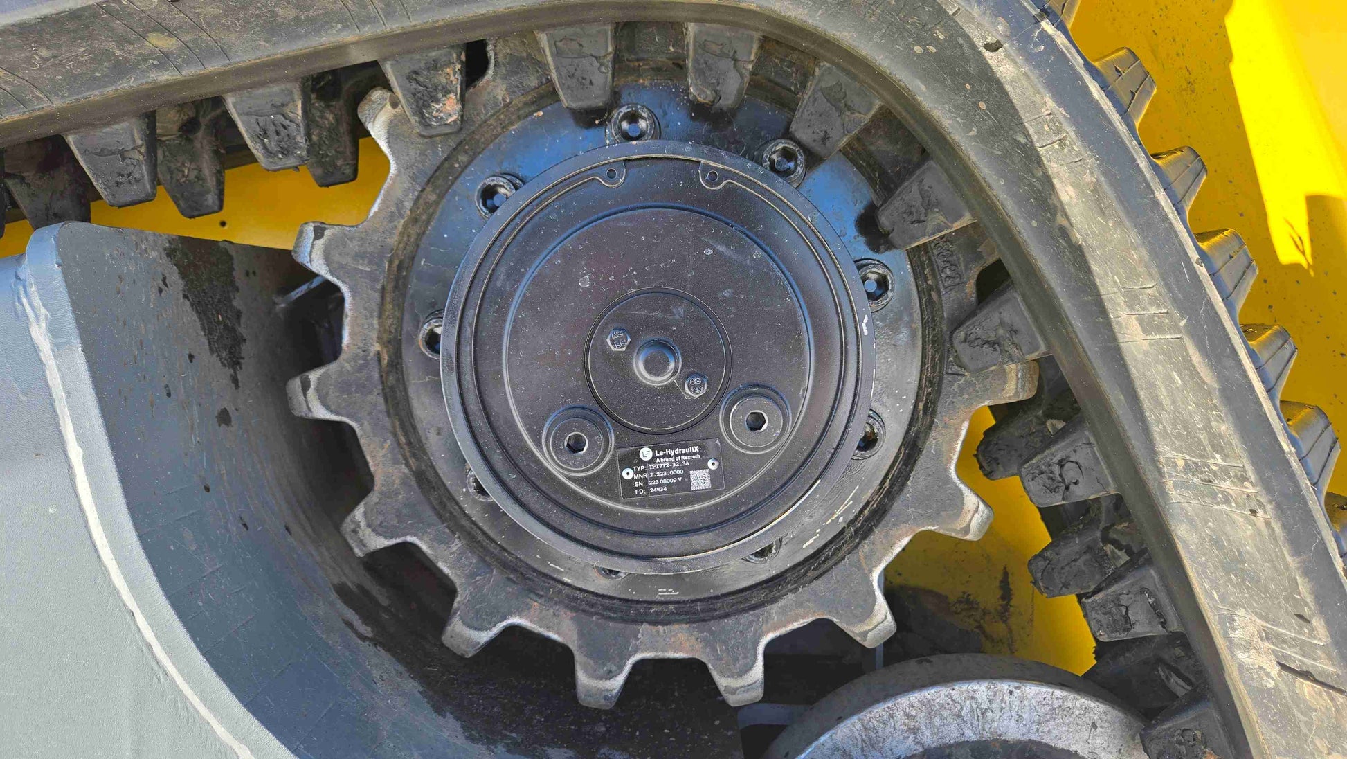 close up view of rippa NDI680 skid steer 74 HP tracked drive sprocket showing durable construction and traction system in Canada

