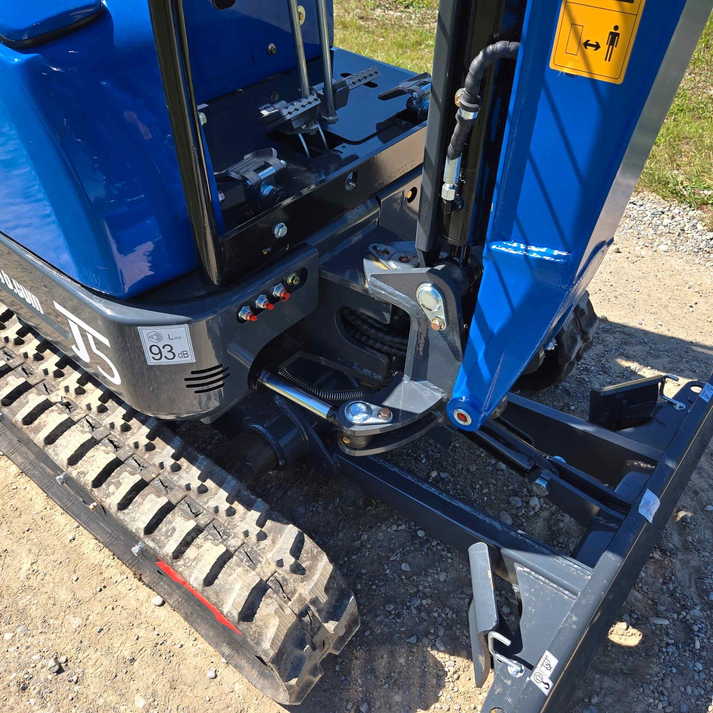 Undercarriage and hydraulic joint detail of Rippa R15 mini excavator Canada, JoyT5 J5 compact 1.5 ton Kubota engine powered small digging machine for construction and landscaping projects