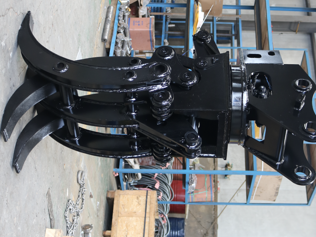 Heavy duty rotating grapple attachment for excavator designed for forestry demolition and construction material handling in Canada