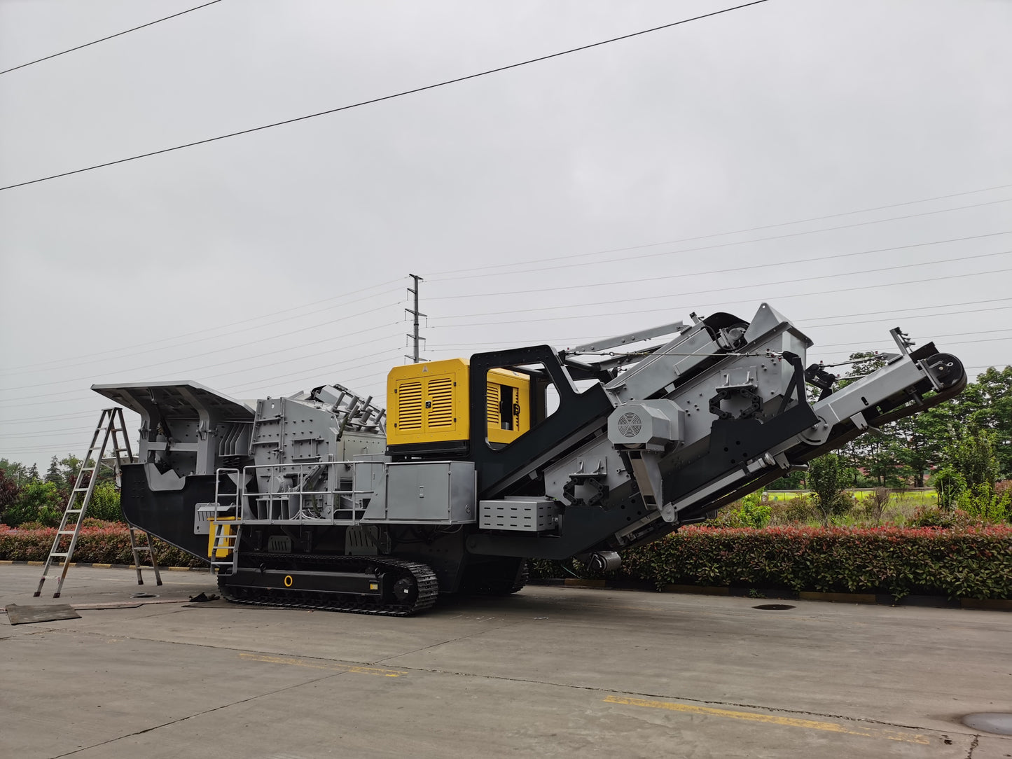 tracked mobile impact crusher in Canada showing portable crushing equipment used for mining recycling demolition and aggregate production

