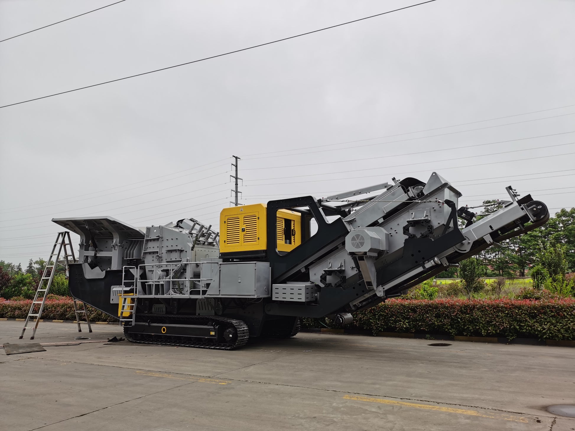 tracked mobile impact crusher in Canada showing portable crushing equipment used for mining recycling demolition and aggregate production

