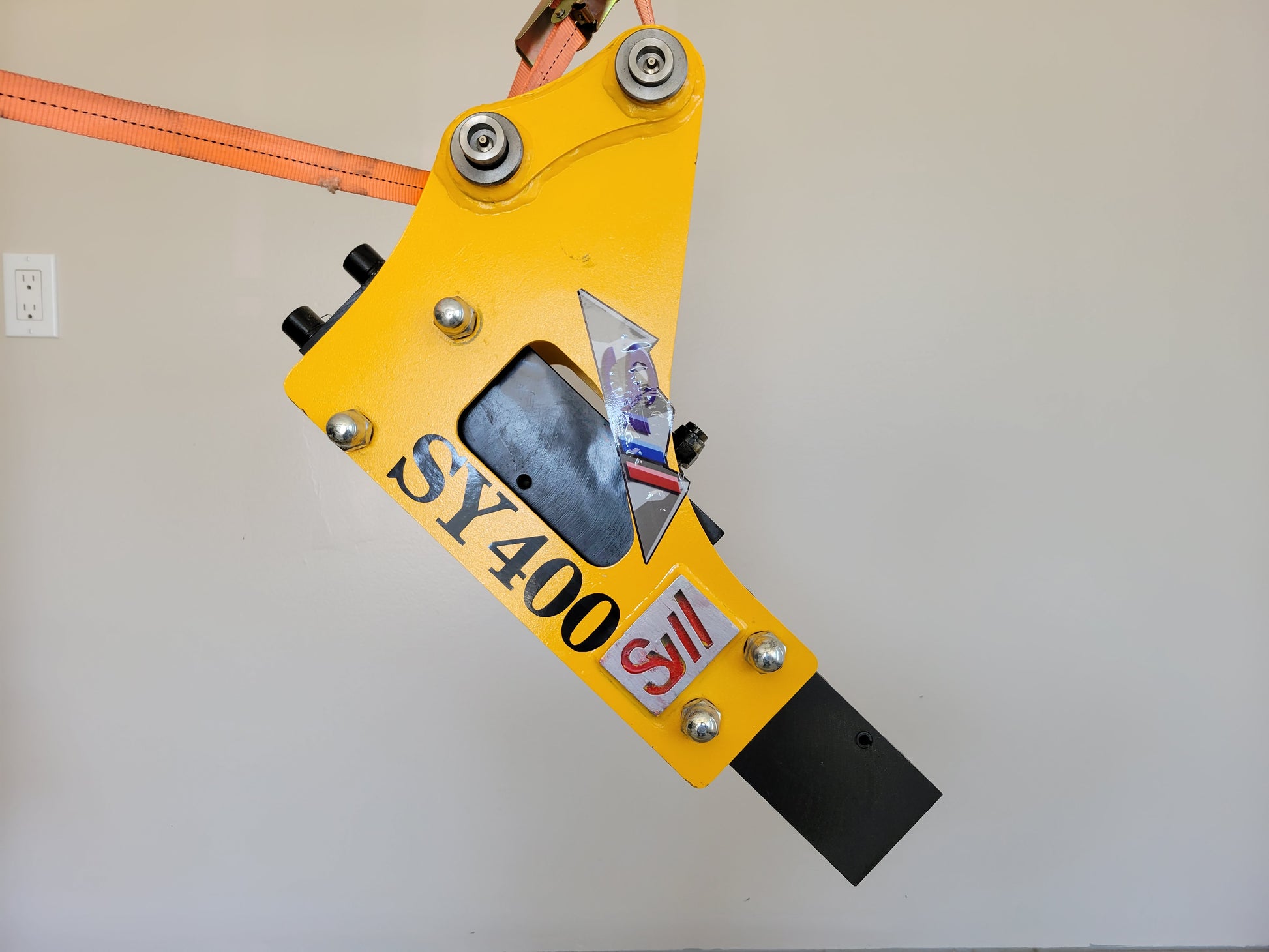 Hydraulic breaker hammer for excavators Canada and USA close up of SY400 heavy duty model used for rock breaking demolition and construction attachment work.

