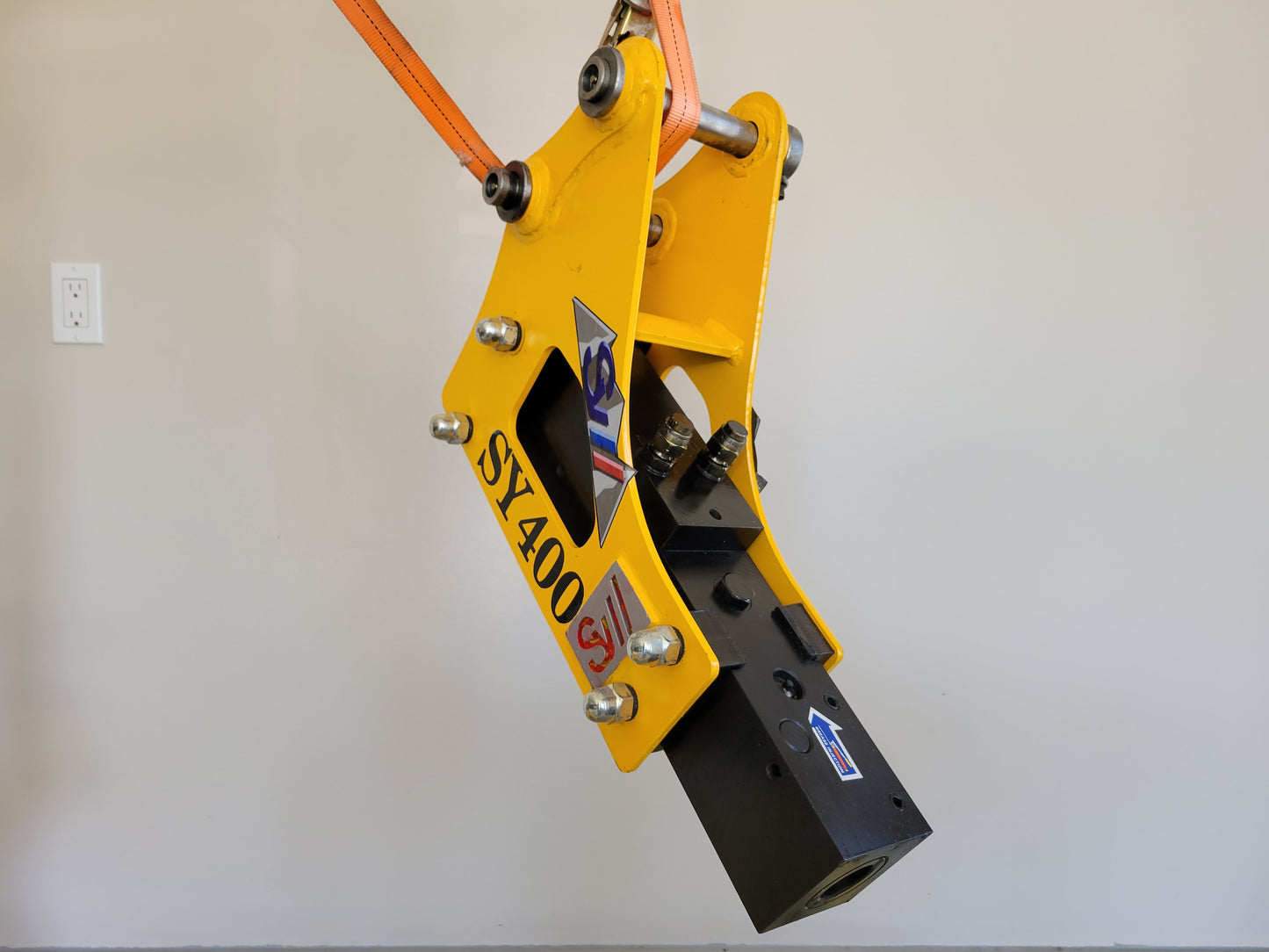 Hydraulic breaker hammer for excavators Canada and USA showing SY400 heavy duty breaker attachment designed for demolition rock breaking and construction projects.

