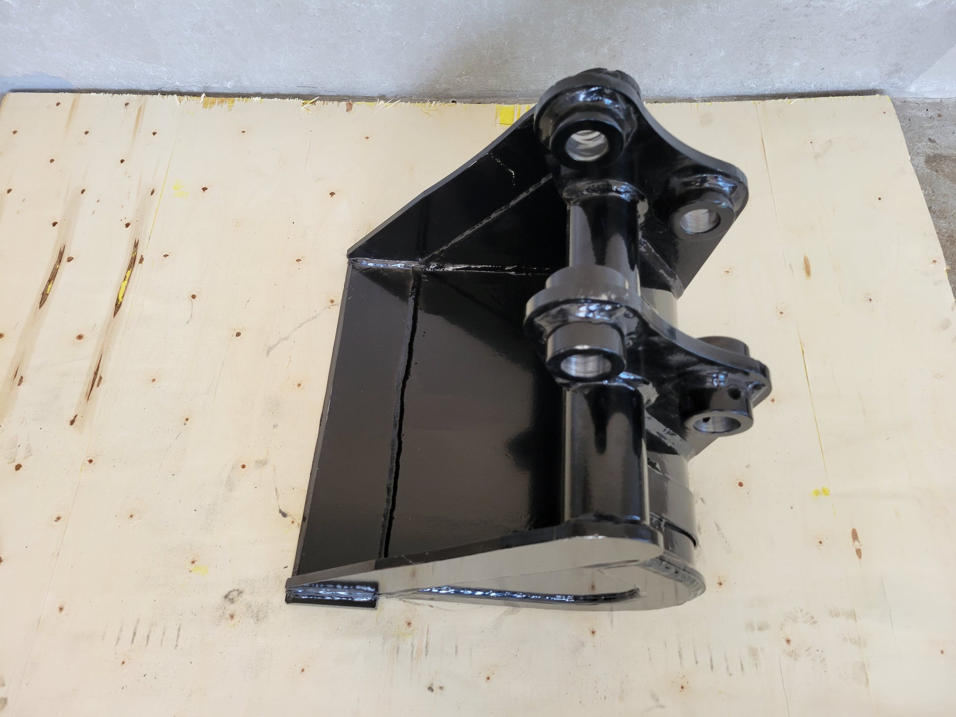 Mini excavator cleanup bucket for Canada showing durable heavy duty cleaning bucket attachment used for landscaping excavation and construction work.