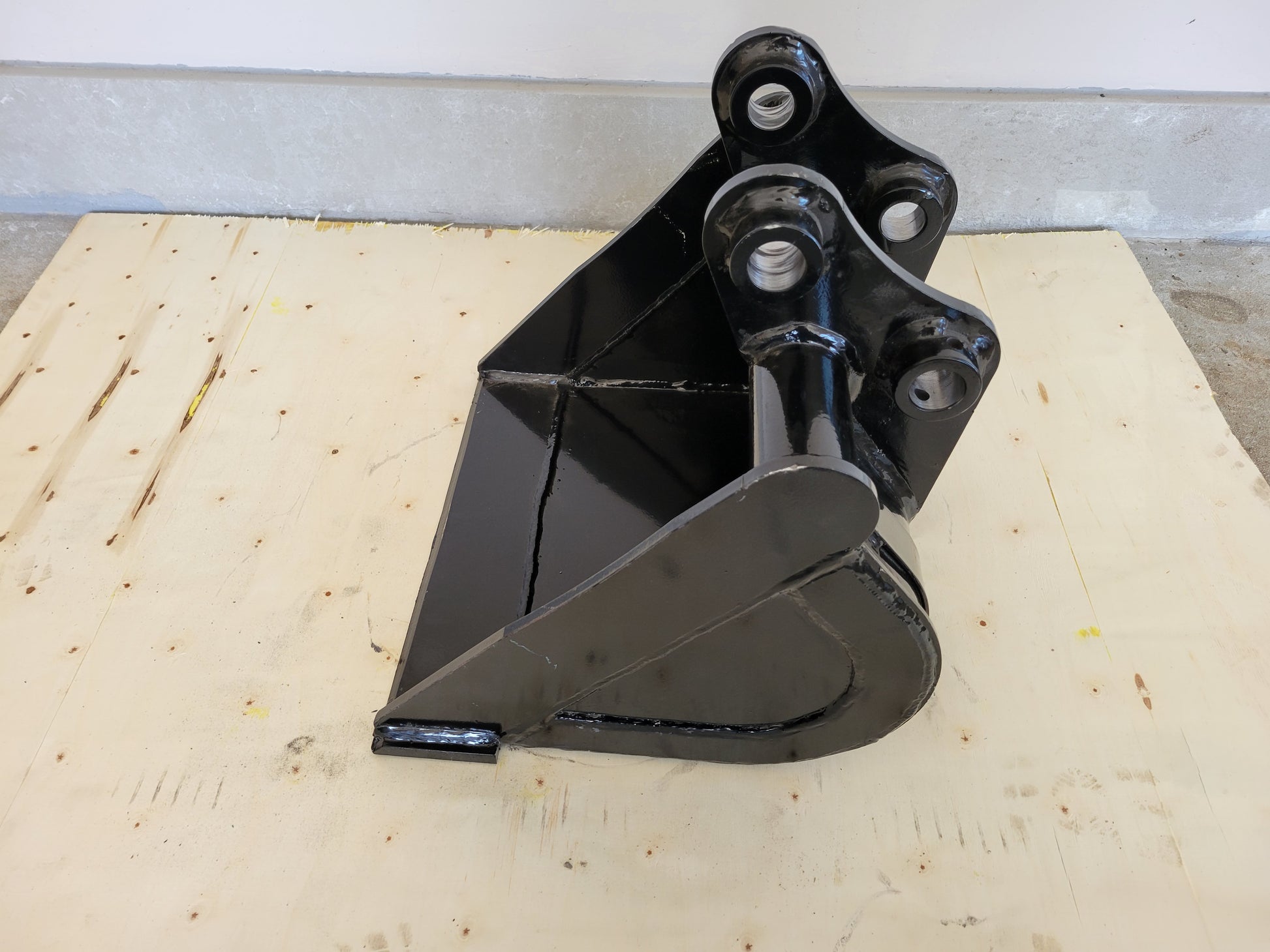 Mini excavator cleanup bucket for Canada showing side view of heavy duty cleanup bucket attachment with reinforced welds for landscaping and construction projects.

