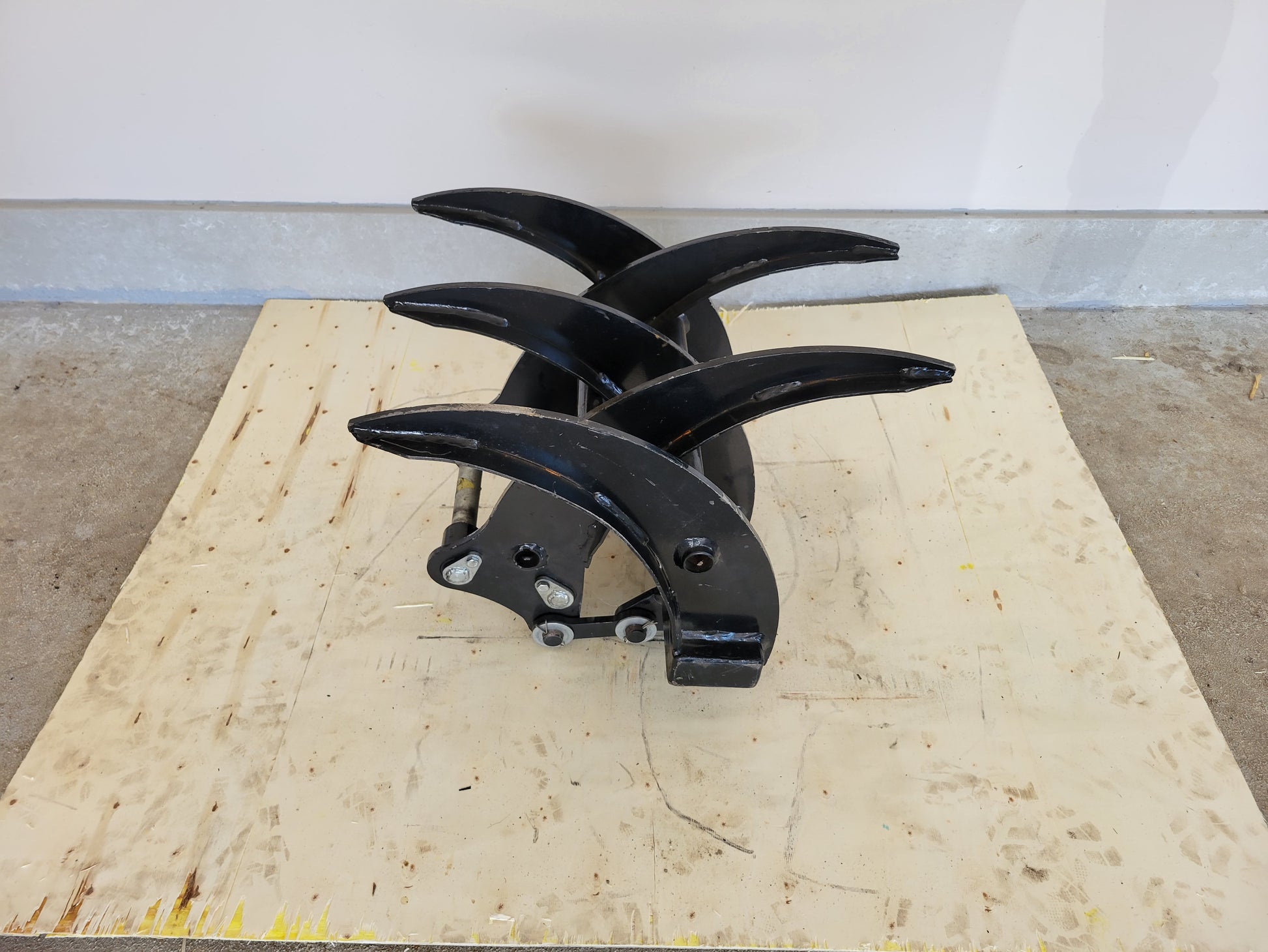 Heavy duty mini excavator grapple attachment side angle showing curved strong claws for demolition and landscaping projects in Canada