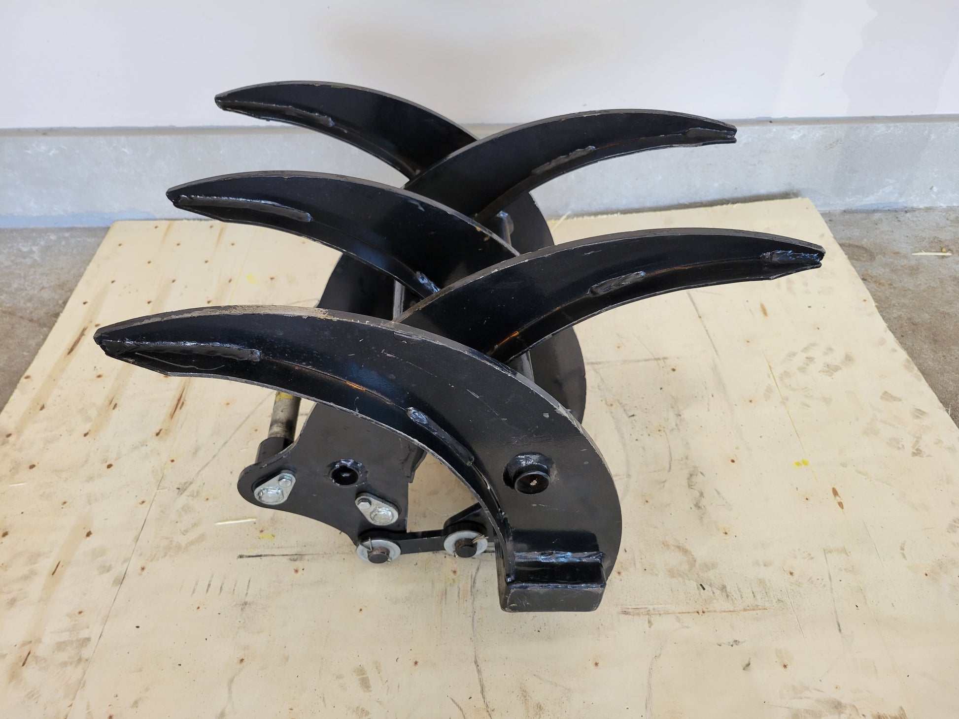 Mini excavator grapple for Canada showing heavy duty design with strong curved claws used for demolition landscaping and construction attachment work.